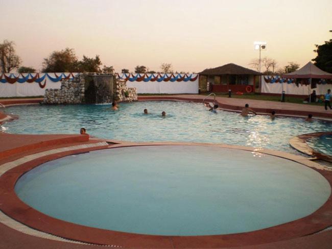 Aum Health Resort Vadodara Buitenkant foto