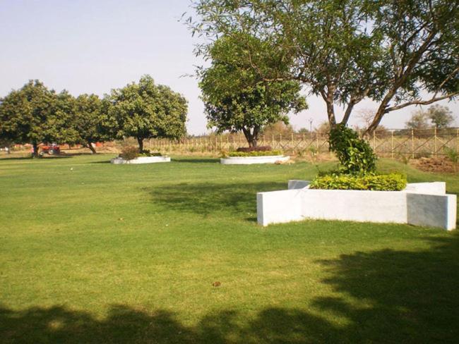 Aum Health Resort Vadodara Buitenkant foto