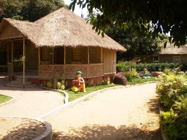 Aum Health Resort Vadodara Buitenkant foto